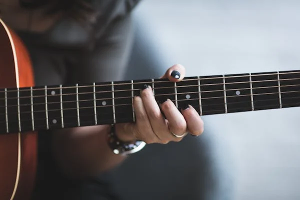 Uma pessoa tocando violão